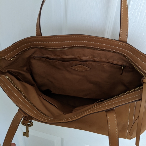 Fossil leather purse with tags! - Picture 2 of 3